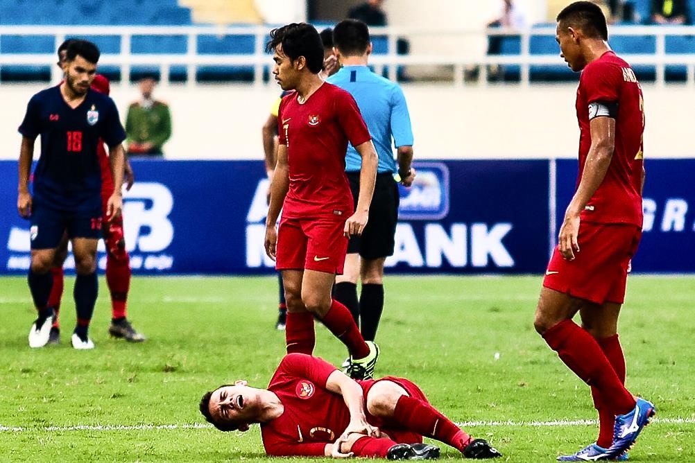 Pha vao bong cua cau thu U23 Thai Lan khien doi thu Indonesia nam san hinh anh