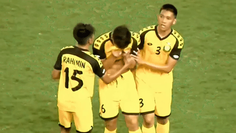 Cau thu Brunei khoc nuc no sau khi pham loi voi Quang Hai hinh anh