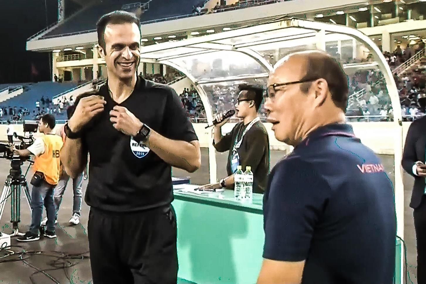 HLV Park Hang-seo phan bua voi trong tai vi thoi coi som hinh anh