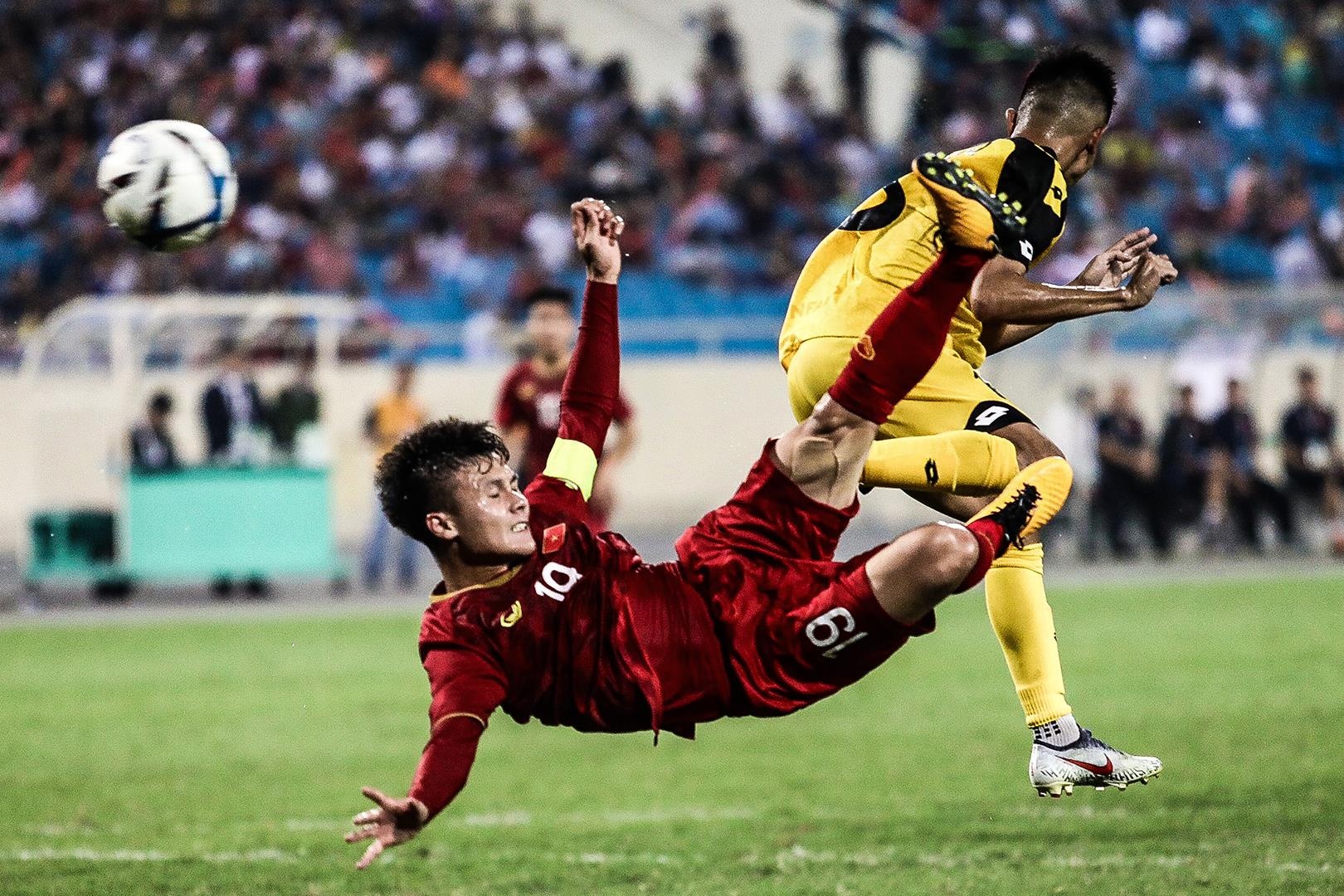 Quang Hai tung nguoi moc bong dep mat truoc cau mon U23 Brunei hinh anh