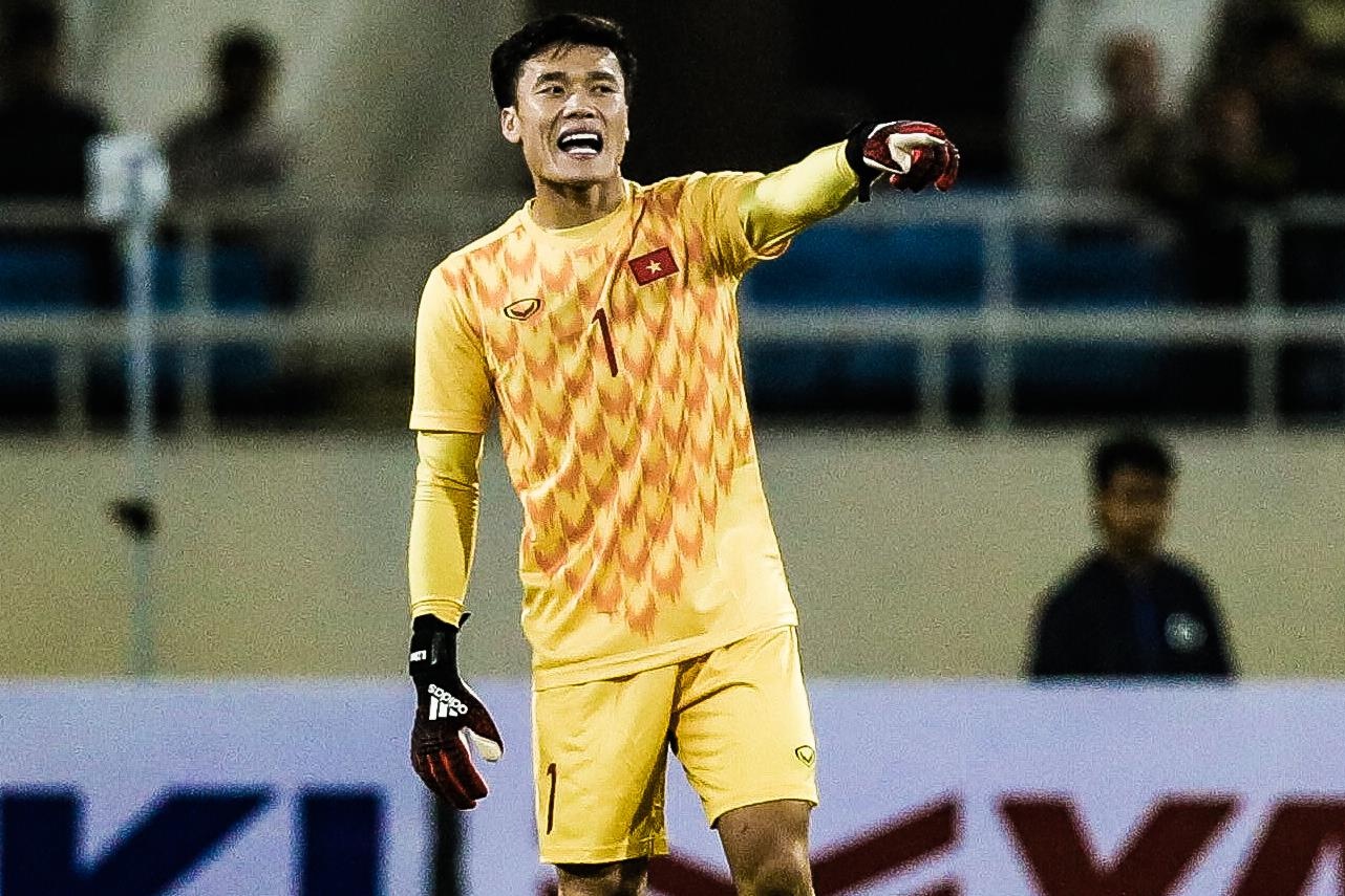 Tinh huong Bui Tien Dung xu ly bat can truoc U23 Indonesia hinh anh