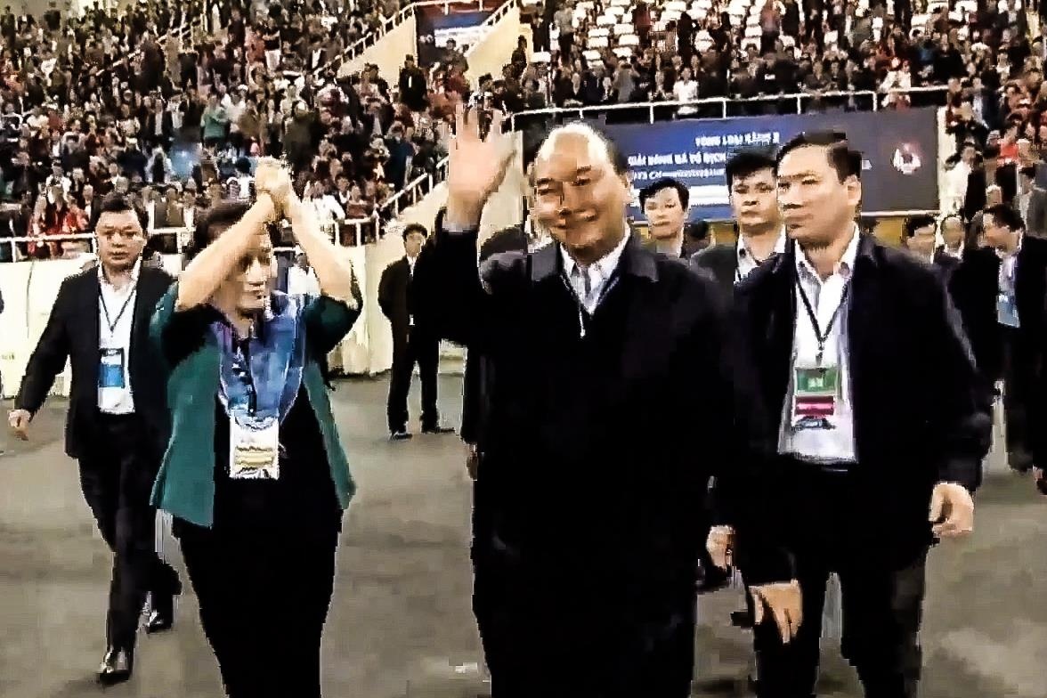 Khoanh khac Thu tuong Nguyen Xuan Phuc xuong san chuc mung U23 VN hinh anh