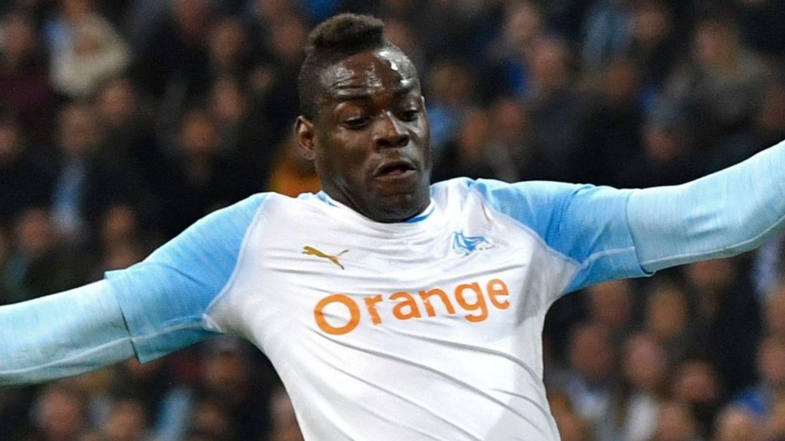 Balotelli ghi ban dep mat vao luoi Angers hinh anh