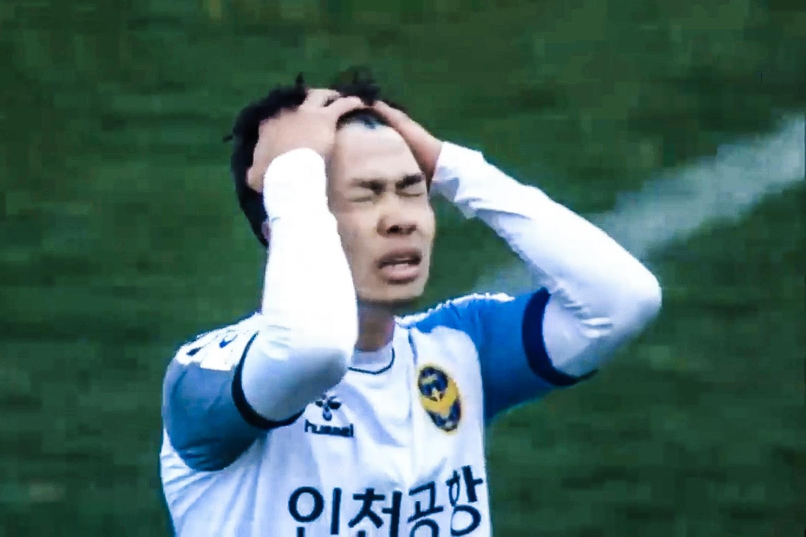 Nhung pha bong dang chu y cua Cong Phuong truoc Suwon Bluewings hinh anh