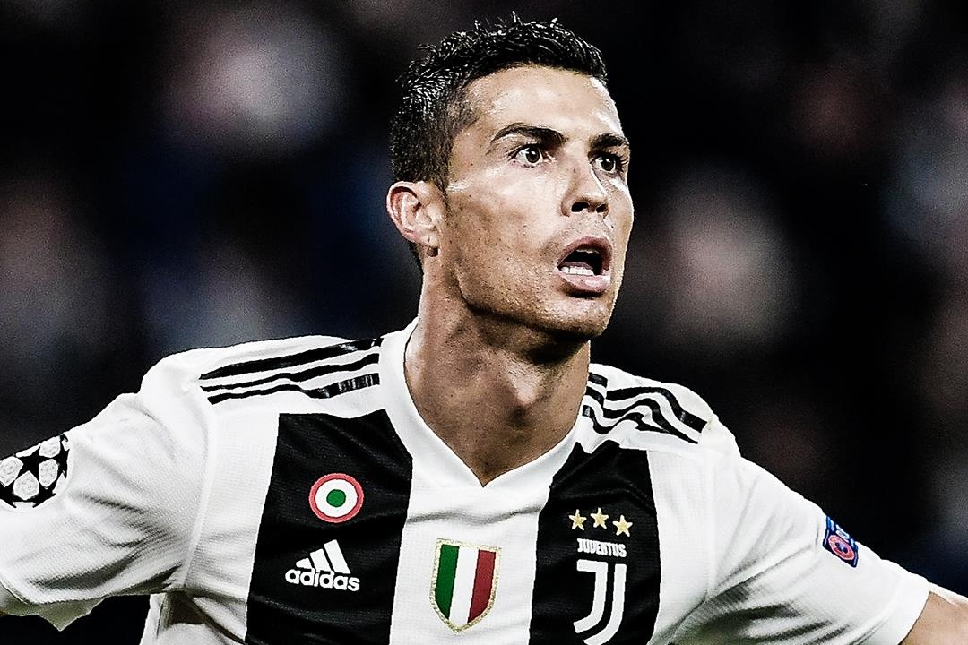 Cu danh dau tung luoi Ajax cua Ronaldo nhin tu khan dai hinh anh
