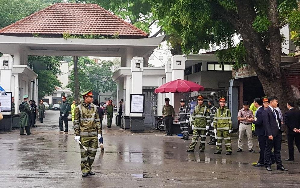 An ninh that chat ben ngoai Nha tang le Quoc gia hinh anh