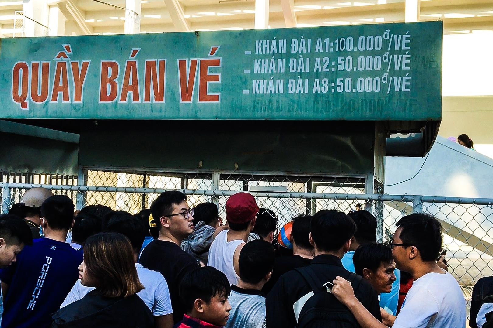 Hang tram nguoi chen lan mua ve xem Quang Hai thi dau hinh anh