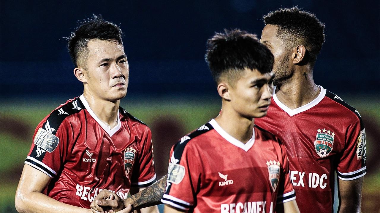 Ban thua phut 90+5 khien cau thu Binh Duong guc xuong san hinh anh