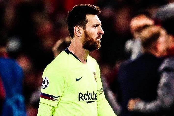 Khoanh khac Messi roi san Anfield trong cay dang hinh anh