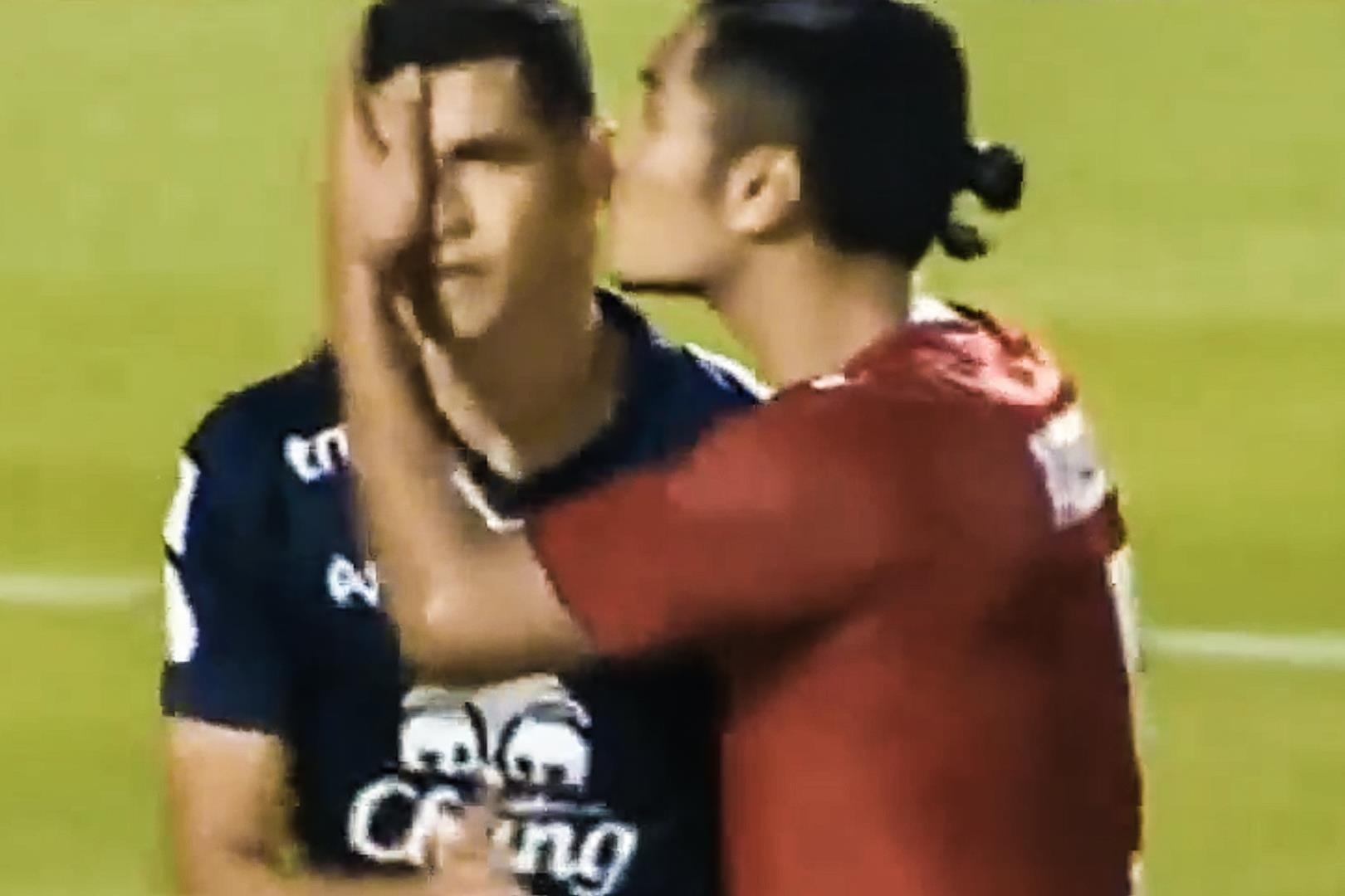 Dong doi Van Lam thom ma an ui doi thu nhan the do hinh anh