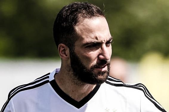 Higuain cau gat trong buoi tap cua Chelsea truoc tran gap Arsenal hinh anh