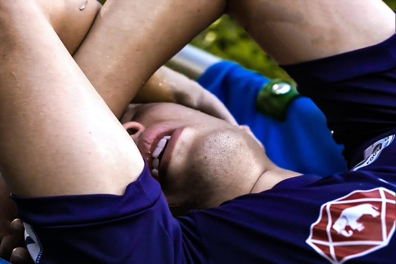 Dinh Trong om mat dau don khi chan thuong truoc them King's Cup hinh anh