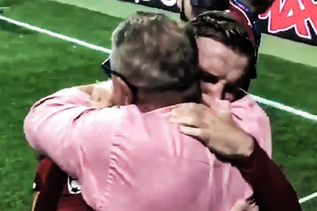 Henderson om chat bo, khoc nuc no khi vo dich Champions League hinh anh