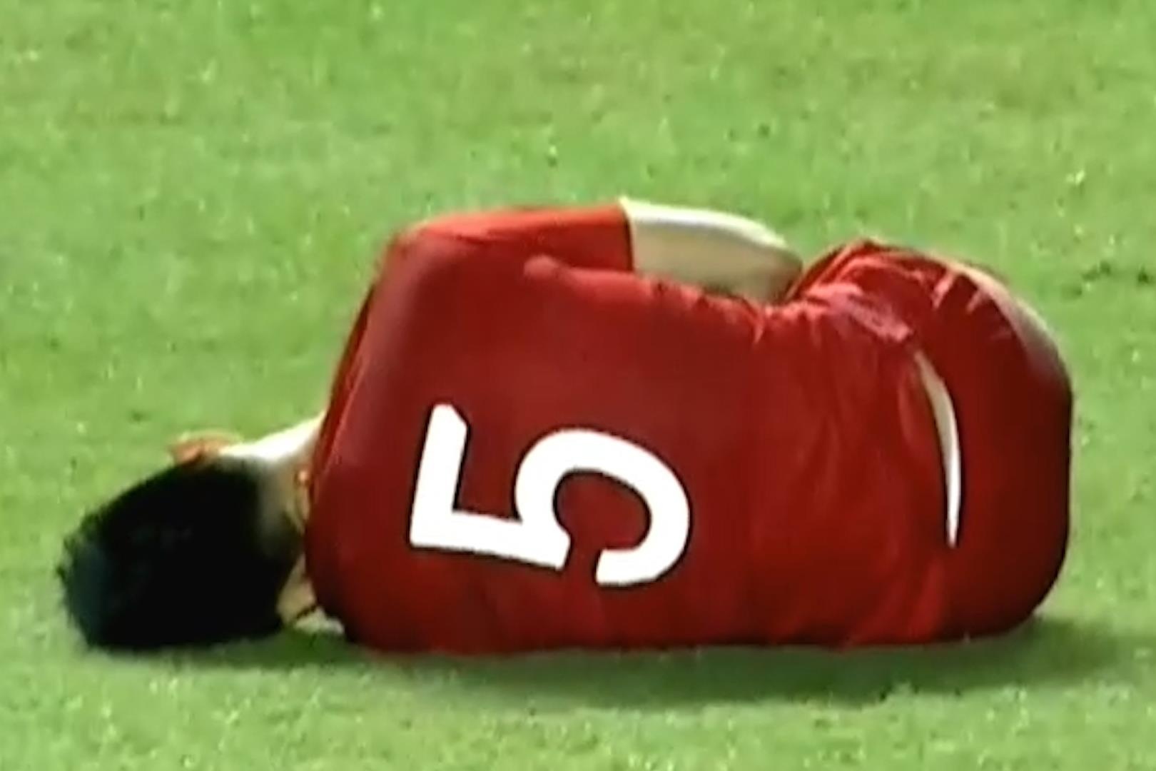 Cau thu Thai Lan pham loi tho bao voi Van Hau hinh anh