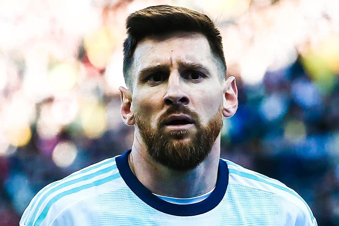 Khoanh khac Messi bi duoi khoi san khi gap Chile nhin tu khan dai hinh anh