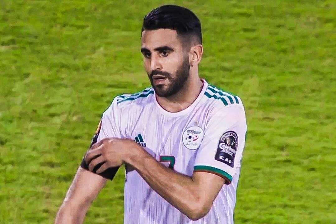 Sao Ngoai hang Anh ghi ban dua Algeria vao tu ket cup chau Phi hinh anh