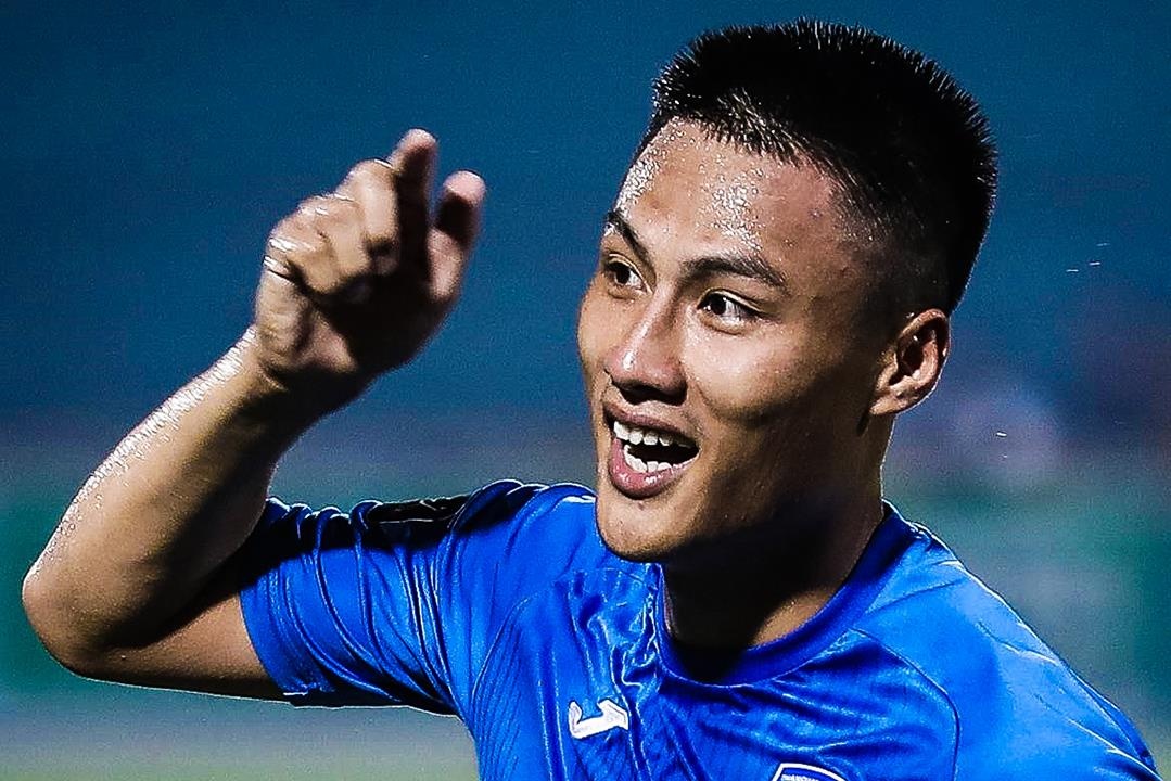 Mac Hong Quan ghi ban trong ngay CLB Quang Ninh hoa Sai Gon 2-2 hinh anh