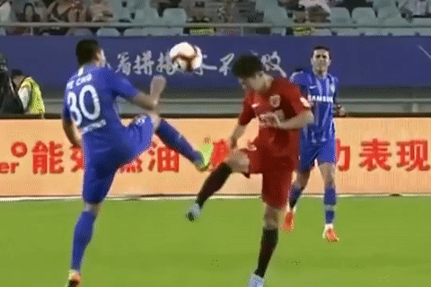 Cau thu Trung Quoc dap thang mat doi phuong hinh anh