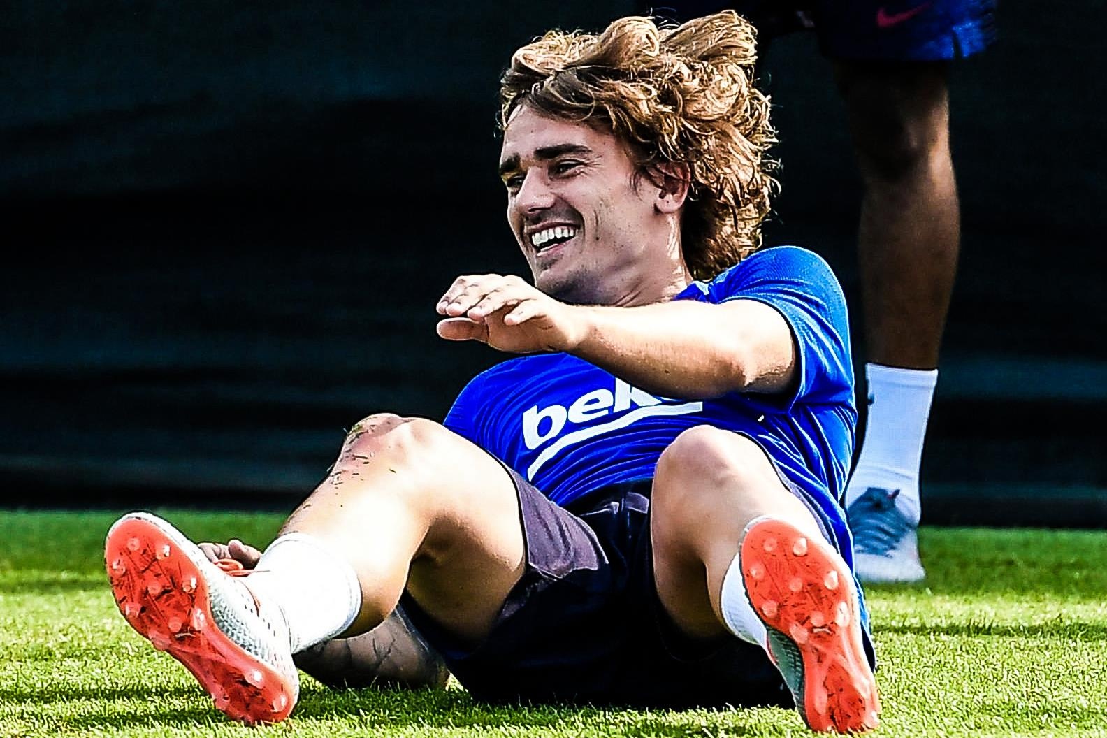 Griezmann hai lan 'be mat' tren san tap cua Barca hinh anh