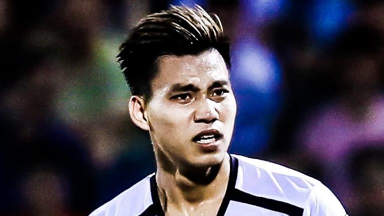 Pha vao bong bang 2 chan cua Van Thanh trong tran gap CLB Ha Noi hinh anh