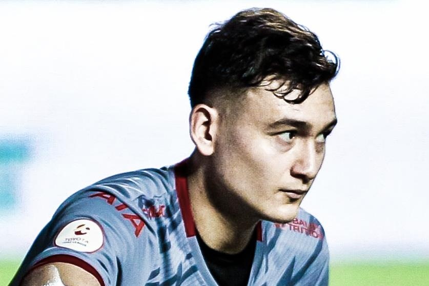 Van Lam va cham manh voi dong doi tai Muangthong hinh anh