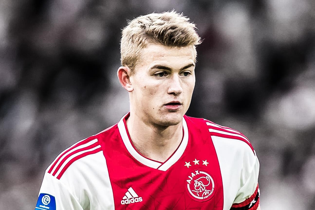 Ajax tri an cuu doi truong 19 tuoi De Ligt hinh anh