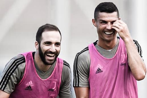 HLV Sarri dua Ronaldo ve canh trai, don cho cho Higuain? hinh anh