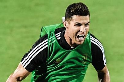 Cristiano Ronaldo nhay bo vao nhan vien an ninh hinh anh