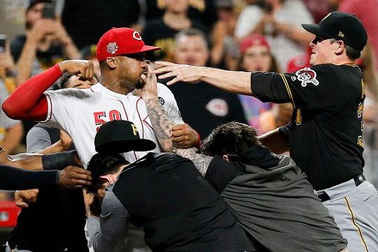 VDV bong chay hon chien voi ca doi doi thu vi mau thuan hinh anh