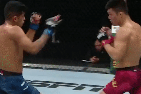Vo si nguoi My len goi ha knock-out doi thu Trung Quoc hinh anh