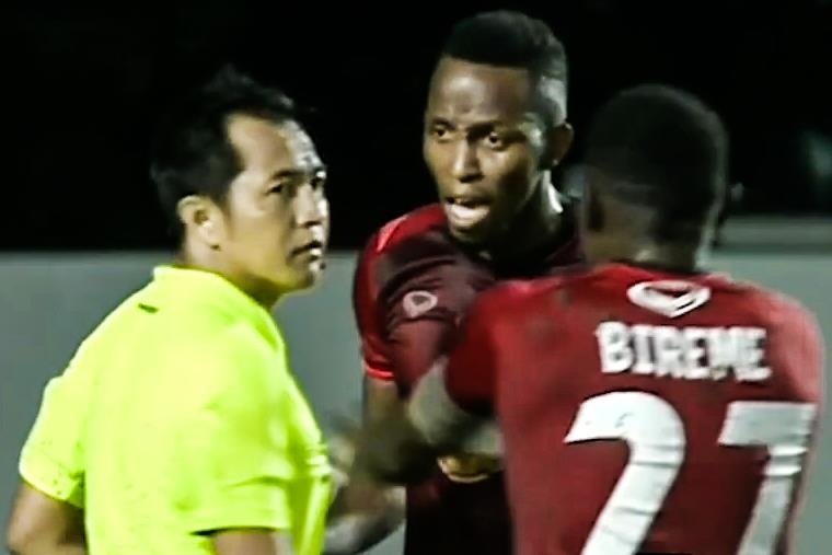 Doi bong Thai Lan dung tran dau de phan doi trong tai hinh anh