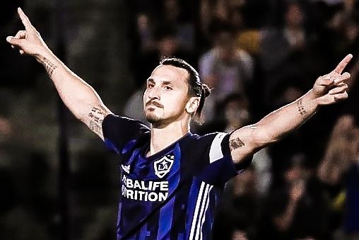 Ibrahimovic lap cu dup khi doi nha co 10 cau thu hinh anh