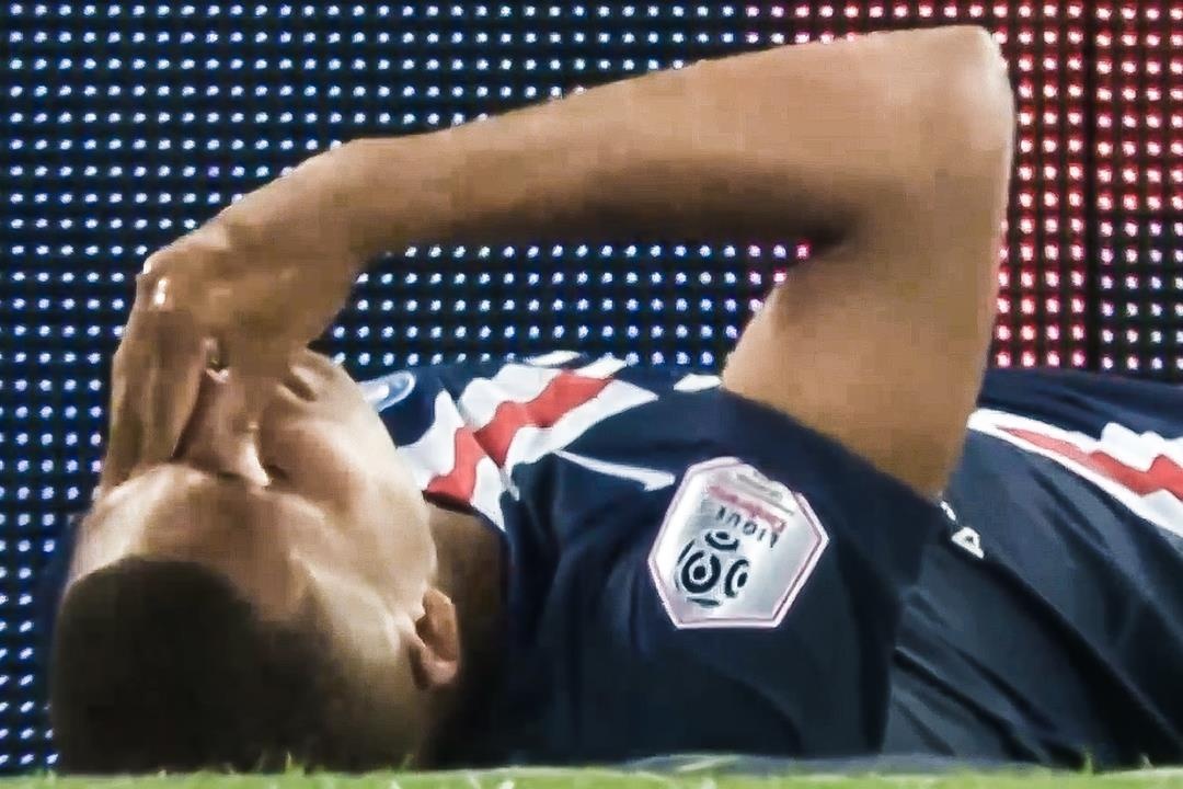 Mbappe guc xuong san vi chan thuong hinh anh