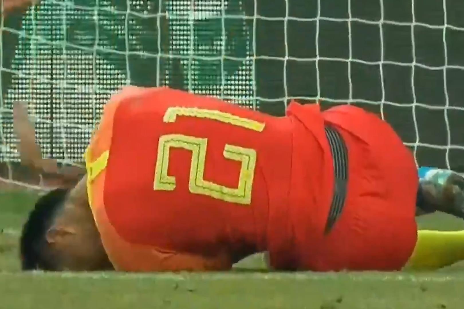 Cau thu U22 Trung Quoc roi san tren cang trong tran gap Viet Nam hinh anh