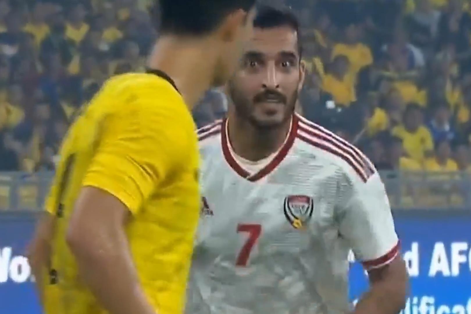 Cau thu Malaysia va UAE lien tuc ca khia nhau truoc mat trong tai hinh anh