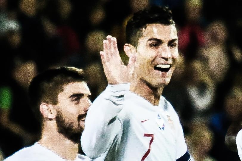 Thu mon bat bong vung ve giup Ronaldo co ban thang hinh anh