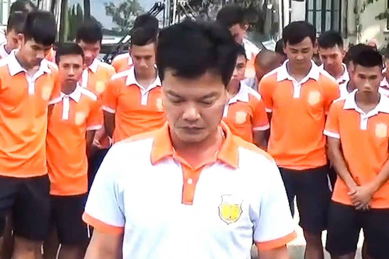 Doi Nam Dinh cui dau xin loi sau vu CDV dot phao sang hinh anh