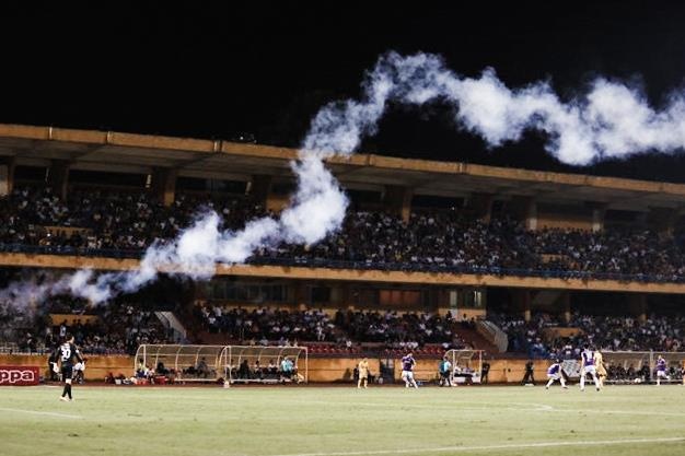 Van Quyet giat minh vi phao sang khi dang tra loi phong van hinh anh