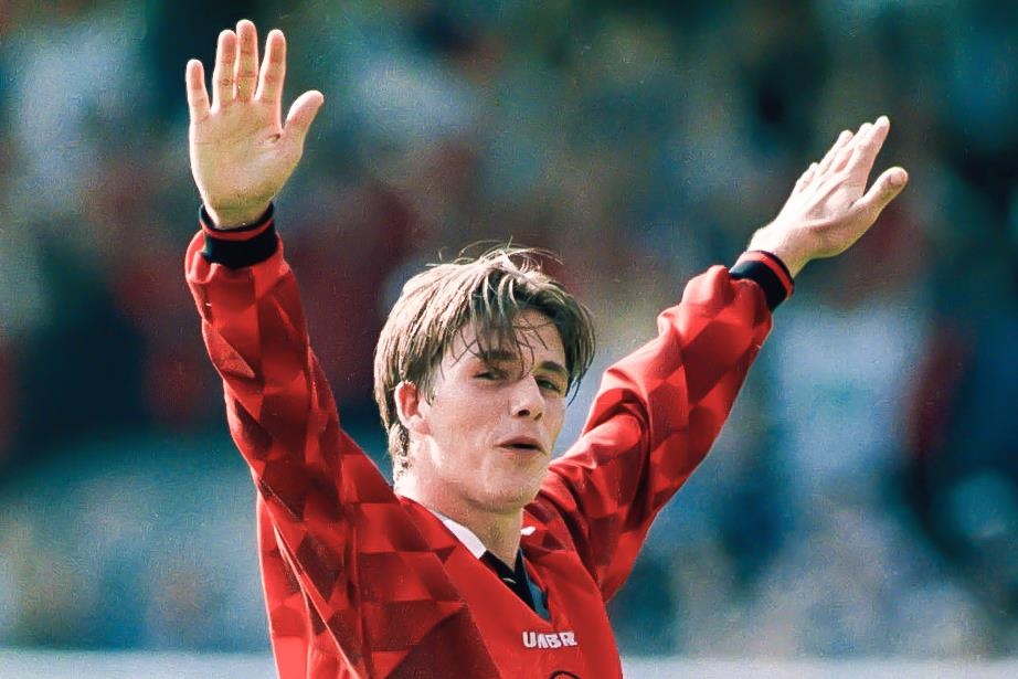 Ban thang tu giua san cua Beckham duoc tai hien hinh anh