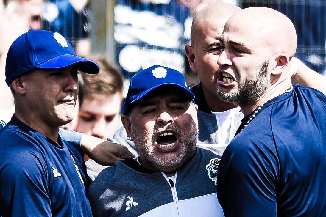 Maradona to doi thu thang ban sau khi thua tran ra mat hinh anh