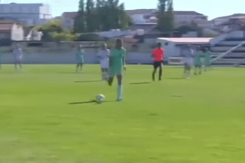 Tien dao xoay compa kieu Zidane truoc khi ghi ban hinh anh