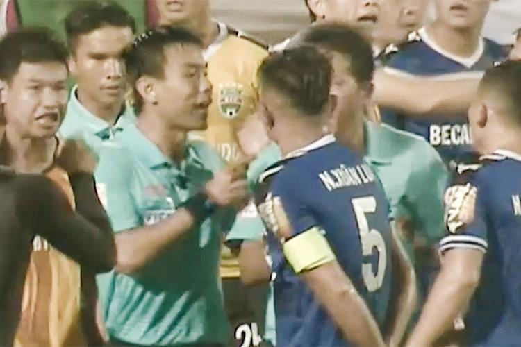 Pha be coi gay tranh cai trong tran CLB Viettel gap Binh Duong hinh anh