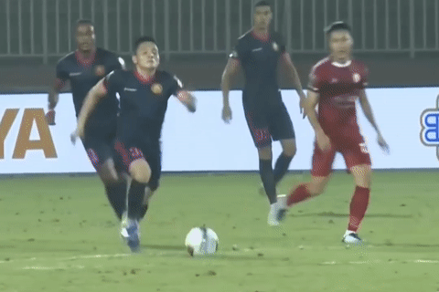 Pha vao bong tho bao khien cau thu CLB Sai Gon bi duoi khoi san hinh anh