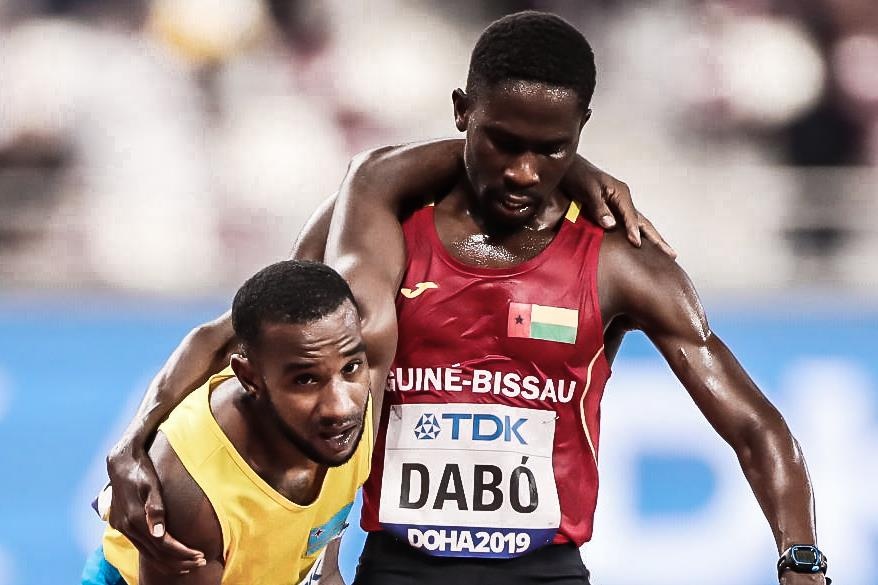 Van dong vien dien kinh diu doi thu ve dich hinh anh