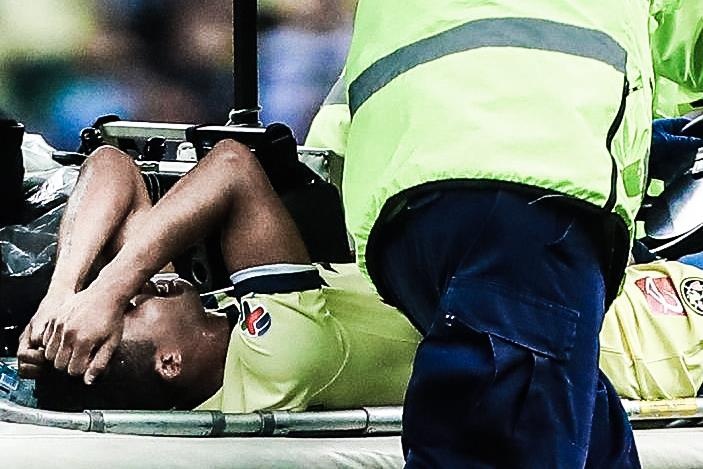 Pha va cham khien cuu cau thu Barca rach dui hinh anh