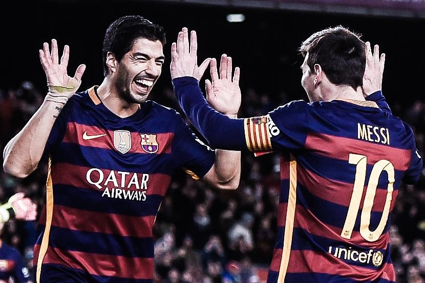 Pha kien tao tren cham 11 m cua Messi cho Suarez duoc tai hien hinh anh