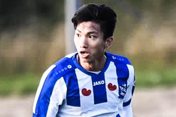 Van Hau di bong giua ba cau thu, tung cu trivela tu ngoai vung cam hinh anh