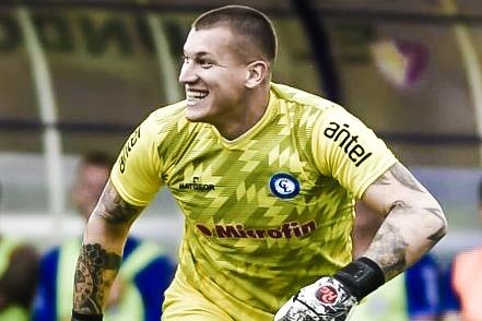 Pha ghi ban tu san nha cua thu mon Uruguay hinh anh