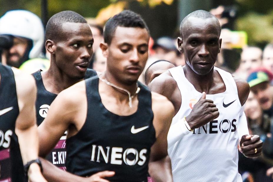 Doi hinh chu V giup VDV marathon lam dieu chua tung co hinh anh