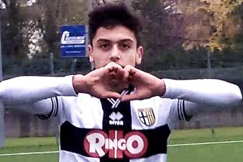 Tien dao 16 tuoi sut phat ghi ban tu giua san hinh anh